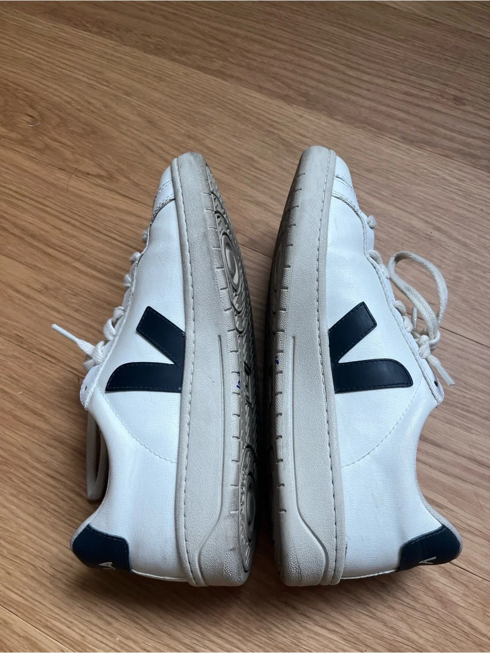 VEJA Women’s  URCA CWL White Nautico sneaker size 9